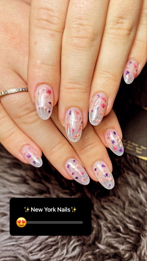 Real Flower Nails Acrylic, Nails Real Flowers, Real Flower Nails, Dried Flower Nails Short, Dried Flower Nails Acrylics Short, Pressed Flower Nails, Dried Flower Acrylic Nail Designs, Dried Flower Nails Acrylics, Encapsulated Dried Flower Nails