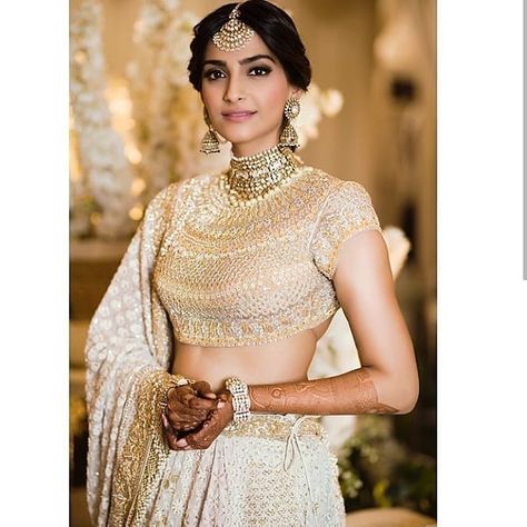 Blouse Design | Sonam Kapoor looking like a dream in an ivory & golden @abujanisandeepkhosla lehenga for her Mehendi & Sangeet     #sonamkishaadi #everydayphenomenal #lehenga #blousedesign Sonam Kapoor Wedding, भारतीय दुल्हन संबंधी, Orang India, Gold Lehenga, Pengantin India, Bridal Outfit, Indian Woman, Indian Bridal Makeup, Desi Wedding