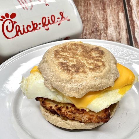 Copycat Chicl-fil-A Egg White Grill Chick Fil A Recipe Copycat, Ww Breakfast Recipes, Yummy Fast Food, Ww 2023, Macro Breakfast, Fast Food Meals, Chick Fil A Recipe, Copycat Chick Fil A, Rotisserie Chicken Breast