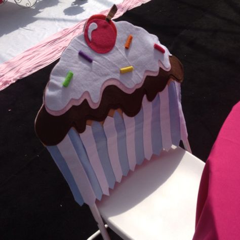 Birthday Chair Cover Classroom, Cupcake Chair, Birthday Chair Cover, Kids Oven, Birthday Chair, Teacher Chairs, Abc Preschool, Classroom Organization Elementary, Classroom Birthday