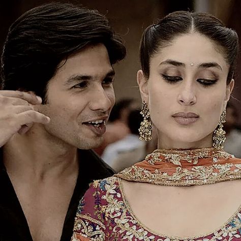 shahid kapoor, kareena kapoor Cheap Skin Care Routine, Jab We Met, Vintage Bollywood Aesthetic, Bollywood Images, Bollywood Theme, Detective Aesthetic, Bollywood Quotes, Cheap Skin Care Products, Bollywood Couples