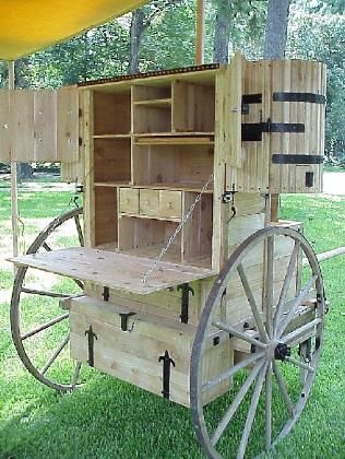 I cannot begin to say how my little heart went zing when I saw this amazing contraption. I've no place to put it or time to make it, but oh my! Wooden Cart, Chuck Box, Camping Kitchen, Chuck Wagon, Kitchen Outdoor, Camp Furniture, Camp Kitchen, Kitchen Area, Outdoor Kitchen Design