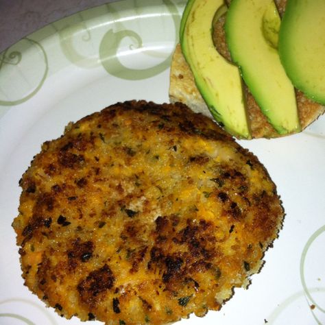 Sweet potato and canalini bean burger with avacado! ( seasoned with onion, garlic, parsley, maple syrup and chipotle powder!) coated with Panko bread crumbs and pan fried! AWESOME! Canalini Beans, Bean Pot, Bean Burger, Panko Bread Crumbs, Pot Pie, Meat Free, Recipe Box, Bread Crumbs, Sweet Potato