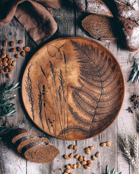 Farmhouse Dinnerware Sets, Farmhouse Dinnerware, Tre Kunst, Wood Burn Designs, Deco Champetre, Wood Burning Crafts, Keramik Design, Wood Burning Patterns, Wood Burning Art