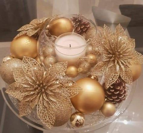 Bedroom Design Farmhouse, Farmhouse Bedroom Design, Xmas Centerpieces, Elegant Christmas Tree Decorations, Bedroom Design Modern, Fancy Christmas Ornaments, Decor Christmas Home, Gold Christmas Tree Decorations, Christmas Decorations Centerpiece