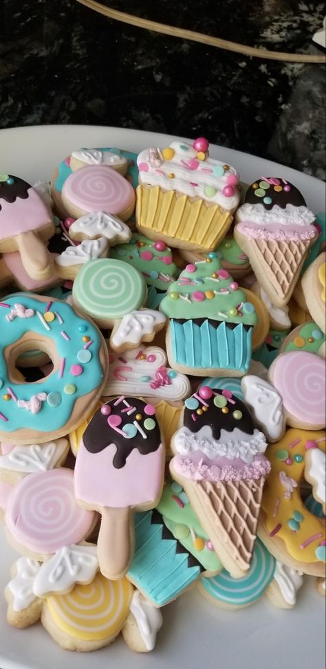 Ice Cream Cones Cupcakes, Ice Cream Birthday Party Theme, Cookie Recipes Decorating, Valentine Sugar Cookies, Rainbow Ice Cream, Donut Birthday Parties, Ice Cream Birthday Party, Ice Cream Theme, Diy Desserts