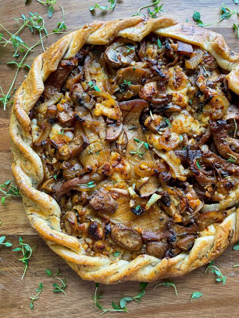 Mushroom Galette Mushroom Galette Recipe, Mushroom Gallete Recipe, Mushroom Phyllo Recipes, Galette Crust Recipe, Pie Crust Galette, Savory Galette Recipe, Vegetarian Galette, Galette Savory, Galette Recipe Savory