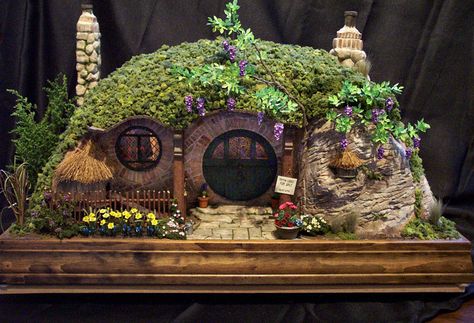 Frogmorton Studios, Casa Do Hobbit, Casa Hobbit, Faeries Gardens, Fairy Crafts, Gnome House, Hobbit House, Fairy Garden Houses, Fairy Doors