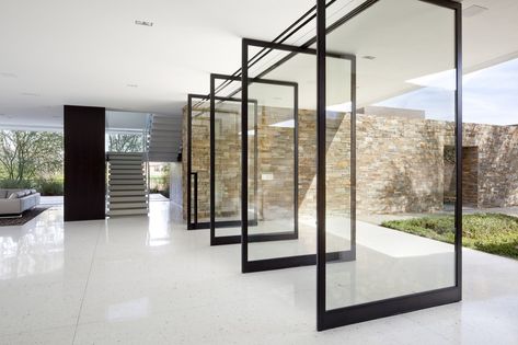 Large pivoting doors opening up the interior towards the garden. The Madison House by XTEN Architecture. दरवाजा डिजाइन, 카페 인테리어 디자인, Glass Walls, Pivot Doors, Aluminium Windows, Design Del Prodotto, Modern Homes, Glass Doors, The Doors