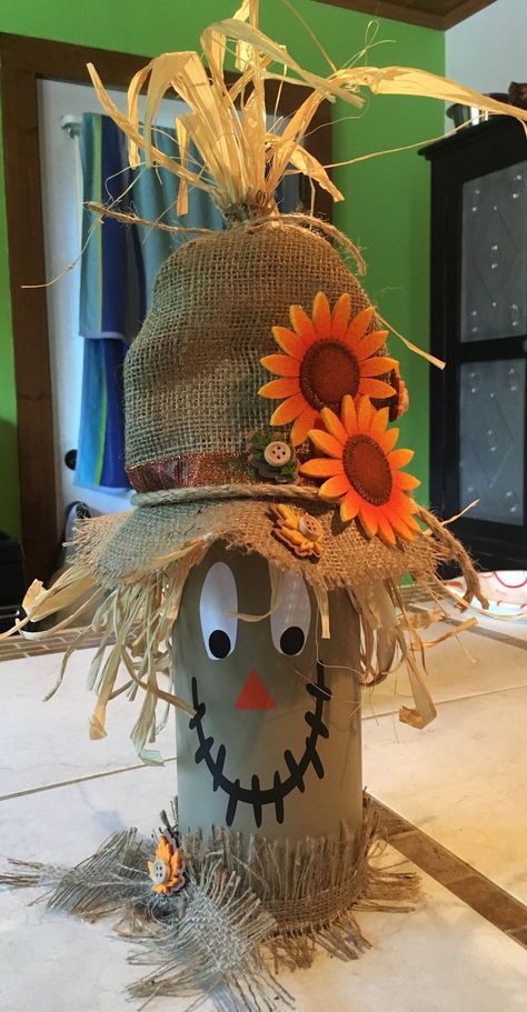 Scarecrow Bottles, Scarecrow Hat, Diy Scarecrow, Scarecrow Crafts, Bottle Craft, Wine Craft, Wine Glass Crafts, Wine Bottle Art, Painted Wine Bottles