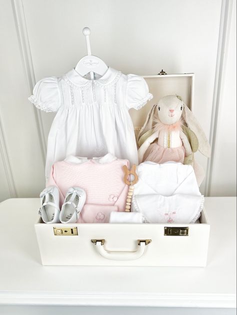 Luxury gifting for newborns Memory Cases, Baby Cadeau, Heirloom Baby Gifts, Luxury Baby Shower, Luxury Gift Basket, Newborn Gift Basket, Newborn Gift Boxes, Newborn Baby Girl Gifts, Unique Gift Baskets