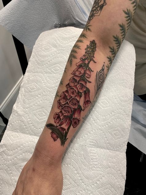 Speaking of color floral... check out the Foxgloves @desireemancia tattooed   #stygiangallery #atlantatattoo #skinartmag #tattooistartmag #instatattoo #inkeeze #inkfreaks #tattoosnob #inkedmag #inkedup #tattoolife #tattoodo #d_world_of_ink #vahi #atlanta #sullen #tattooart #floraltattoo #floral #wip #tattrx #flower #flowertattoo #tattoosforgirls #ATL #rose #rosetattoo #lace #foxglove #colortattoo﻿⠀ Fox Gloves Tattoo, Foxglove Tattoo, Snapdragon Flowers, Nail Tattoo, Sleeve Tattoos For Women, Animal Tattoos, Body Mods, Color Tattoo, Tattoo Drawings