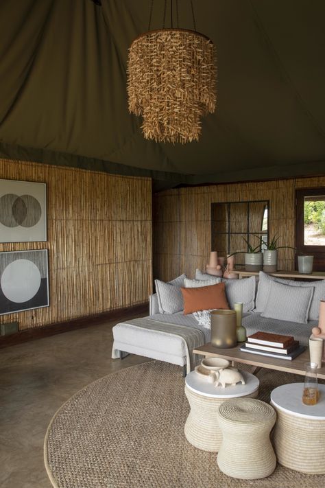 African Safari Lodge Interior Design, Safari Tent Decor, Safari Style Interior, Safari Lodge Decor, Safari Lodge Interior, Lodge Interior Design, Lodge Interiors, Sustainable Hotel, African Safari Lodge