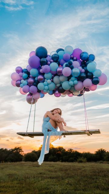 Senior Picture With Balloons, Epic Senior Pictures, Senior Pictures Balloons, 2023 Sign, Creative Senior Pictures, Senior Szn, Balloons Photography, Photo Balloons, Balloon Painting