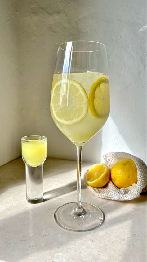 Limoncello spritz aesthetic. Whole lemons. Wine glass. Summer drink. Foodie. Spritz Aesthetic, Limoncello Spritz, Bbq Burgers, Lemon Candle, Lemon Drink, Birthday Drinks, San Tropez, Sicilian Lemon, Alcohol Aesthetic