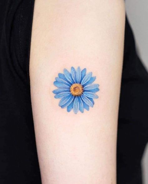 White Daisy Tattoo, Daisy Tattoos, Blue Flower Tattoos, Daisy Tattoo Designs, Blade Tattoo, Shoulder Blade Tattoo, Tattoos For Women Flowers, Daisy Tattoo, Small Pretty Tattoos