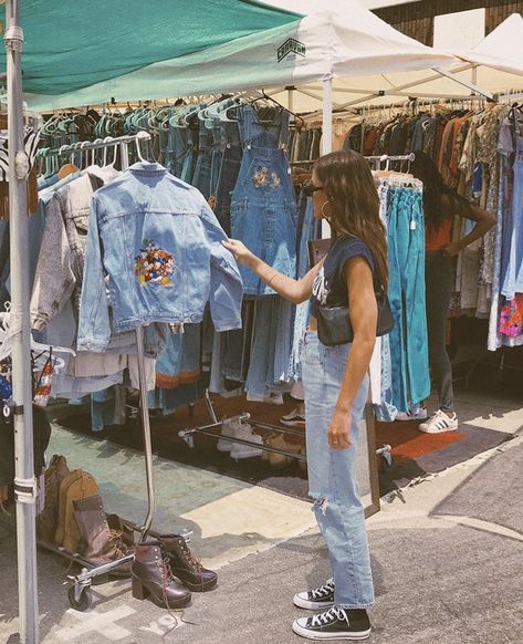 Market Outfit Ideas, Flea Market Outfit, Flea Market Aesthetic, Market Outfit, Ty Dye, Vintage Flea Market, Thrift Store Shopping, Pop Up Market, Emma Rose