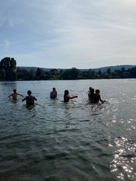 Aesthetic River Pictures, Lake Party Aesthetic, Sea Water Aesthetic, Outer Banks Vibes, Aesthetic Best Friends, Teen Vacation, Lake Party, Lake Swimming, Water Aesthetic