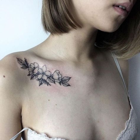 Tattoo, cool tattoo ideas, tattoo design, cat tattoo, flower tattoo, wrist tattoo, floral tattoo Collarbone Tattoo, Bone Tattoos, Inspiration Tattoos, Geniale Tattoos, Collar Bone Tattoo, Tattoo Feminina, Piercing Tattoo, Mini Tattoos, Love Tattoos