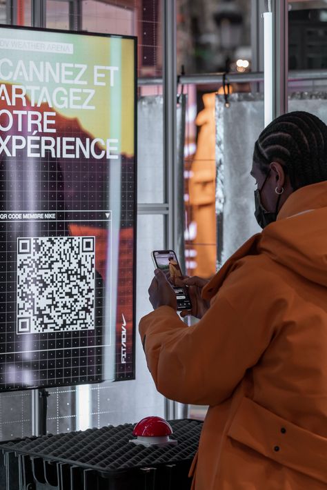 Nike house of innovation Paris on Behance Interactive Kiosks, Digital Retail, Interactive Display, Interactive Installation, Retail Experience, Weather Station, Technology Design, Brand Experience, Display Design