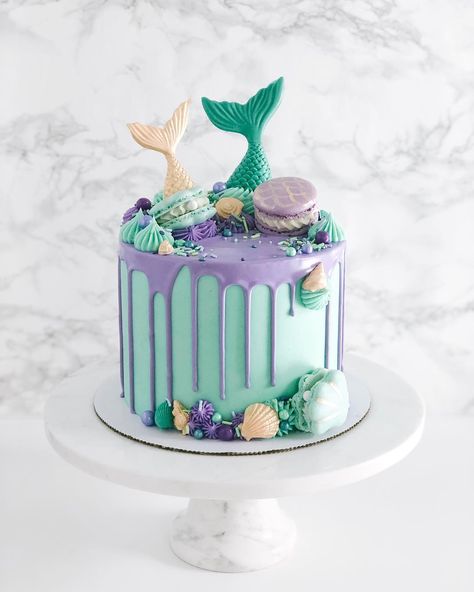 Mmm Dessert! on Instagram: “Mermaid macs and tails!! This special cake has so many amazing details: fun colors, a pretty drip, sprinkles, clamshell macarons, shells,…” Sirenita Cake, Cake Mermaid, Mermaid Decorations, Little Mermaid Cakes, Mermaid Birthday Cakes, Mermaid Cakes, Special Cake, Mermaid Birthday Party, Unicorn Cake