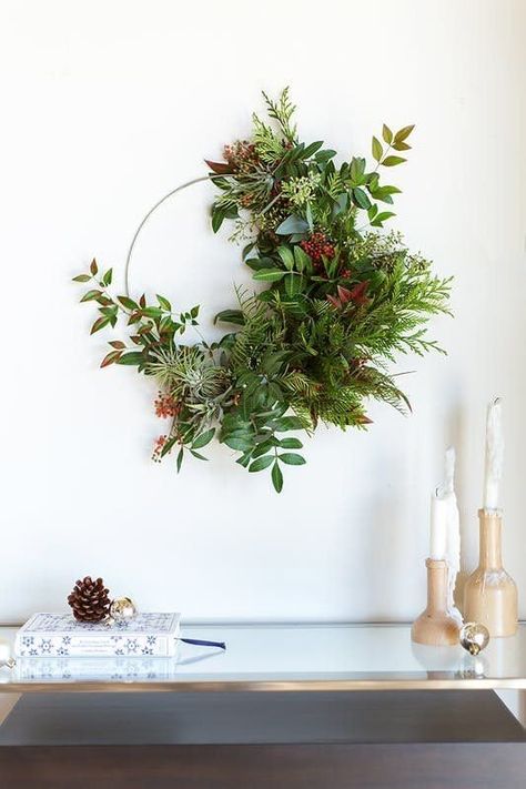 Modern Wreath Ideas: Half Wreath | Half wreaths are versatile in that they can be left simple, or embellished with as many blooms and baubles as your heart desires. Personally, I'm loving the half wreath's resemblance to those dreamy crescent moon flourishes prominently found in many Art Nouveau designs, which is why Paper & Stitch's floral-filled half wreath is one of my favorites. Wreath Making Party, Julkransar Diy, Jul Diy, Modern Holiday Decor, Modern Wreath, Chic Christmas, Noel Christmas, Modern Holiday, Dream Catchers