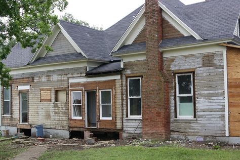 When the couple purchased their 1895 farmhouse in 2012, they (of course!) chose a fixer upper to update with classic country charm. The whole project took about a year and a half, but the home was worth the wait: What started of as a two bedroom home now accommodates a six-person family with an open layout on the main floor. Character details make sure the old home's story stays alive. Joanna Gaines Farmhouse, Gaines Farmhouse, Magnolia Fixer Upper, Fixer Upper Joanna Gaines, Chip Gaines, Farmhouse Fixer Upper, Fixer Upper Farmhouse, Hgtv Fixer Upper, Magnolia Market