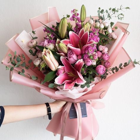 Flower Gift Ideas Bouquets, Front Yard Garden Ideas, Flower Bookey, Yard Garden Ideas, Easy Landscaping Ideas, Lilies Bouquet, Flower Bouquet Delivery, Birthday Flowers Bouquet, Pink Pinterest