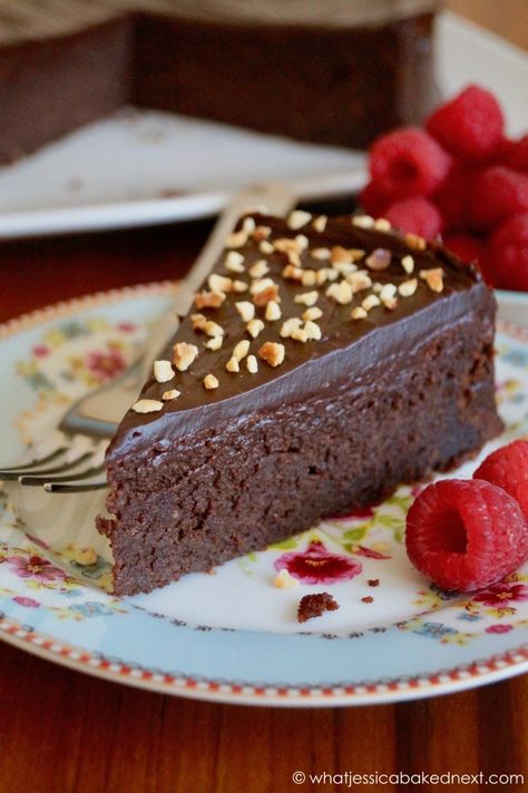 Hazelnut Dessert, Dream Dessert, Showstopper Cakes, Chocolate Hazelnut Cake, Chocolate Ganache Recipe, Italian Chocolate, Flourless Cake, Nutella Cake, Chocolate Torte