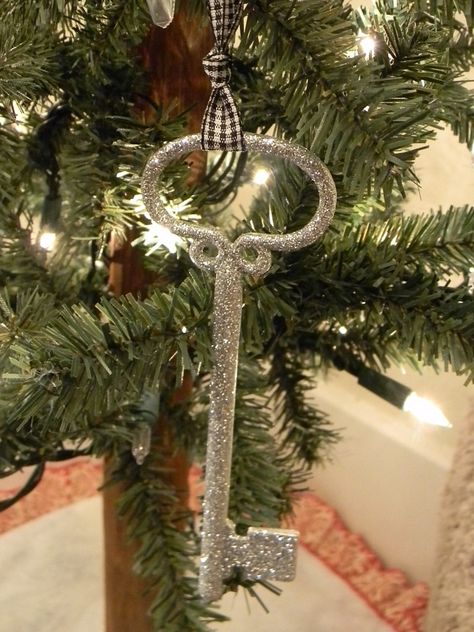 Skeleton Key Crafts, Old Key Crafts, Key Crafts, Santa Key, Kids Party Crafts, Christmas Eve Traditions, Santa's Magic Key, Old Decor, Magic Key