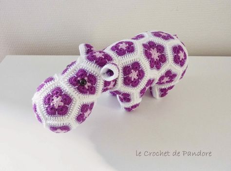 African Flower Crochet Animals, African Flowers, Le Crochet, Homemade Crafts, Crochet Granny, Crochet Animals, Crochet Flowers, Granny Square, Crochet Amigurumi