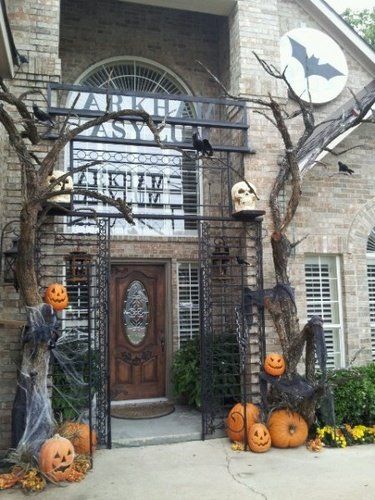 Asylum Halloween, Halloween Outdoor Decoration, Halloween Decor Diy, Halloween Front Porch Decor, Creepy Halloween Decorations, Diy Halloween Decor, Halloween Garden, Halloween Front Porch, Halloween Tattoo