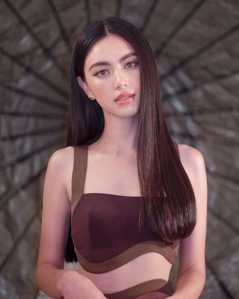 Devika Hoorne, Mai Davika, Davika Hoorne, Classy Makeup, Female Pose Reference, Instagram Pose, Female Poses, Western Outfits, Beautiful Eyes