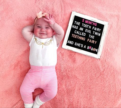 5 Months Milestones Pictures, 4 Months Letter Board Baby, 3 Month Old Milestones Photo Shoot, 5 Month Baby Milestones, 5 Months Baby Photoshoot Ideas, Baby Holiday Pictures, Monthly Baby Photography, Milestone Ideas, Baby Holiday Photos