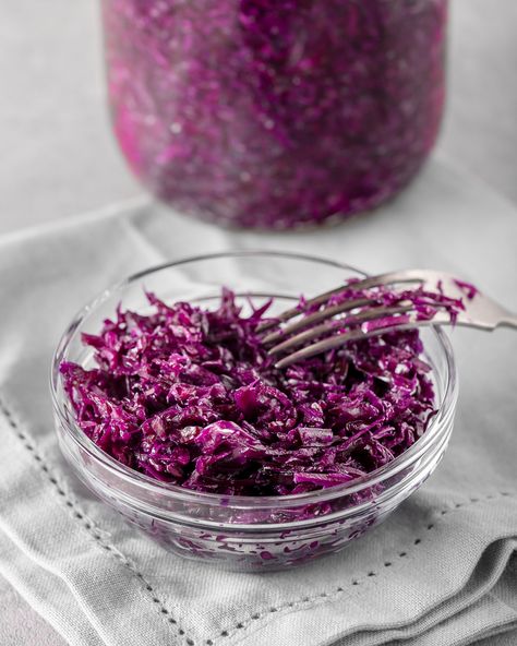 Purple Sauerkraut Recipe, Healing Advice, Raw Sauerkraut, Sauerkraut Recipe, Healthy Gourmet, Background Food, Healthy Probiotics, Sauerkraut Recipes, Pickled Cabbage