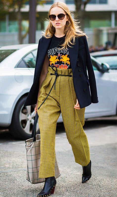 Graphic tee outfit idea. Elegantes Outfit Damen, Mode Instagram, Pastel Outfit, Paris Mode, Looks Street Style, Plaid Pants, 여자 패션, 가을 패션, Fashion Week Street Style