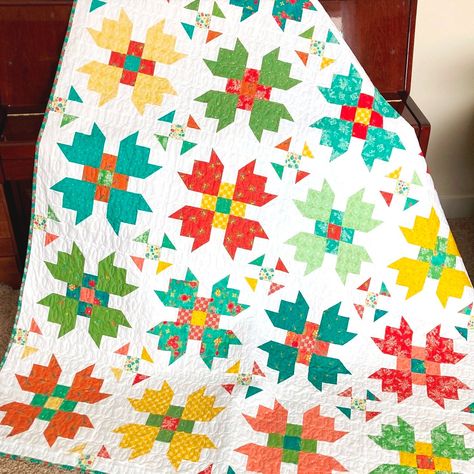 Happy Quilting: Gingham Cottage - Flora Bloom Quilt + Free PDF Pattern Quilting Math, Charm Pack Quilt, Charm Pack Quilts, Cottage Quilt, Fat Quarter Quilt, Free Pdf Pattern, How To Finish A Quilt, Scrappy Quilts, Quilt Sizes