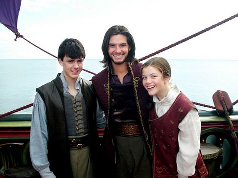 Voyage of the Dawn Treader: King Edmund, King Caspian, Queen Lucy [I just kind of love this picture] :^) Caspian And Lucy, Voyage Of The Dawn Treader, The Dawn Treader, Skandar Keynes, Narnia Cast, Narnia Movies, Dawn Treader, Peter Pevensie, Narnia Prince Caspian