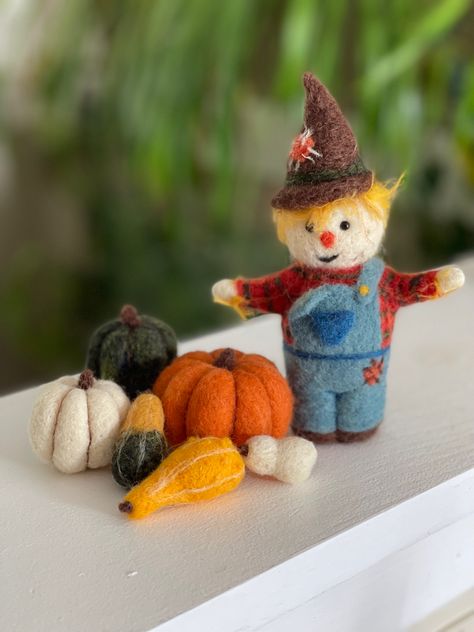 Needle Felted Scarecrow, Needle Felted Art, Felted Art, Felt Halloween, Warm Fuzzies, Wool Felting, Felt Ideas, Felted Animals, Felt Projects