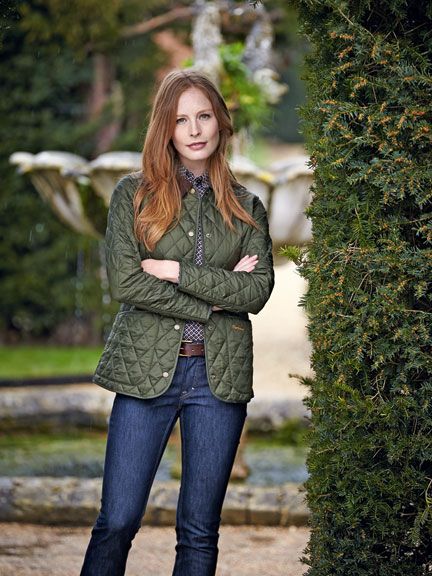 Barbour Jacket Women Outfit, Barbour Annandale, Puff Jacket Outfit, English Country Fashion, Barbour Style, Womens White Jeans, Classy Winter Outfits, Country Fashion, Fall Fashion Trends