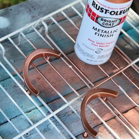 painting hardware with Rustoleum Bright Coat Copper Color Metallic Spray Paint Spray Paint Cabinets, Outside Lanterns, Painting Hardware, Spray Paint Wood, Copper Spray Paint, Metallic Spray Paint, Copper Accents, Metallic Copper, Kitchen Reno