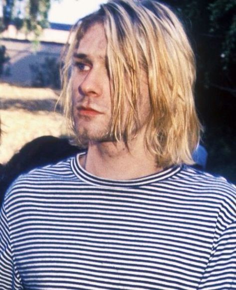 ♡♥Kurt Cobain 26 relaxes outside at the MTV video music awards on Sept 2nd,1993 at Universal City, CA - photo by Vinnie Zuffante - click on pic to see a full screen pic in a better looking black background♥♡ Caroline Dhavernas, Curco Vein, Kurt Cobain Photos, Frances Bean Cobain, Donald Cobain, Krist Novoselić, Nirvana Kurt Cobain, Nirvana Kurt, Smells Like Teen Spirit