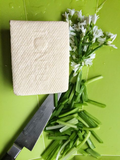 Alessandra Zecchini: Tofu with onion weeds and flowers #tofu #vegan #glutenfree #edibleflowers Vegan Recipes Gluten Free, Recipes Tofu, Eating Flowers, Food Foraging, Tofu Vegan, Recipes Gluten Free, Food Gardening, Edible Wild Plants, How To Cook Asparagus