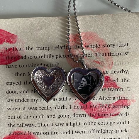 kurt cobain heart locket Kurt Cobain Red Aesthetic, Old Heart Aesthetic, Heart Lockets Aesthetic, Heart Locket With Picture, Heart Shapes Aesthetic, Heart Shaped Locket Aesthetic, Heart Shaped Box Aesthetic, Things To Put In A Locket, Kurt Cobain Coquette