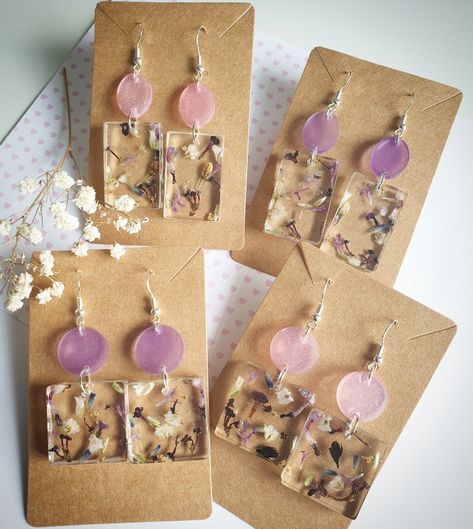 Earrings Handmade Resin, Resin Jewelry Inspiration, Earrings Resin Diy, Resin Art Jewellery Ideas, Resin Jewellery Diy, Floral Resin Earrings, Diy Earrings Resin, Resin Jewelry Diy Earrings, Cute Resin Earring Ideas