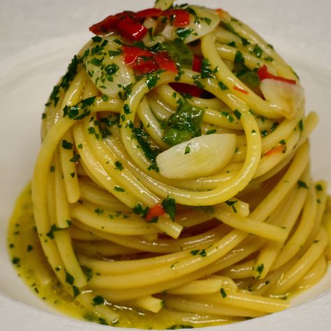 Guarda la ricetta Spaghetti aglio e olio pubblicata da giupis su Al.ta Cucina:  https://altacucina.co/recipes/spaghetti-aglio-e-olio Spaghetti Aglio Olio Recipe, Pasta Aglio E Olio, Recipes Spaghetti, Spaghetti Aglio E Olio, Spaghetti Aglio, Aglio E Olio, Pasta Dishes, Noodles, Spaghetti