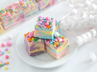 Unicorn Fudge, Bread Bar, Candy Wafers, Cookies Brownies, Fudge Recipe, Fake Bake, Vanilla Frosting, Colorful Candy, Bake Sale