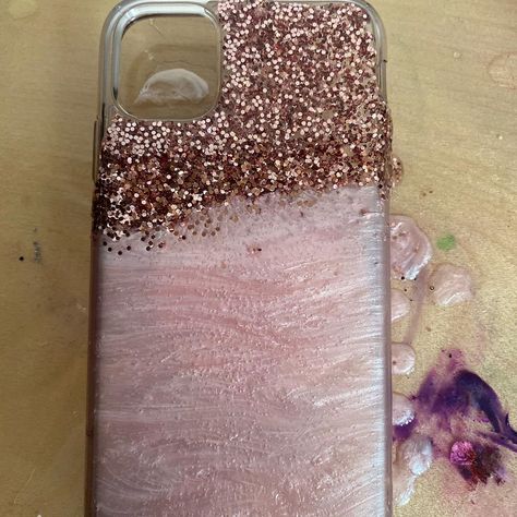 Dominique on Instagram: “Leftover resin on my phone case 😍  #resin #epoxyresin #phonecase #glitter” Resin Phone Case Ideas, Resin Phone Cover, Resin Phone Case, Resin Arts, Case Resin, Girly Phone Cases, Mobile Cover, Resin Craft, Diy Resin Crafts