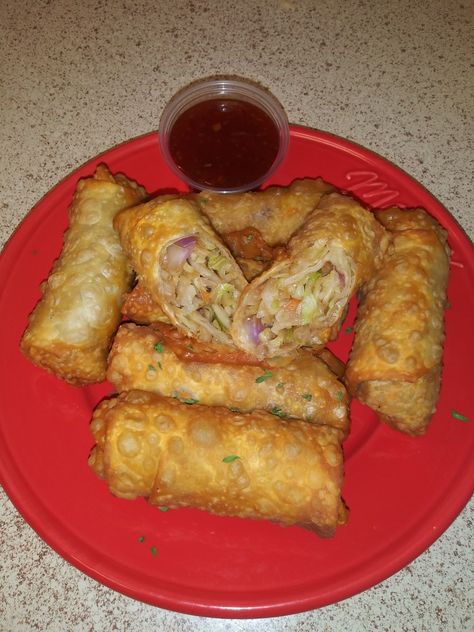 😋VEGGIE EGG ROLLS WITH SPICY CHILI SAUCE😋😋 Veggie Egg Rolls, Spicy Chili Sauce, Savory Food, Food Therapy, Spicy Chili, Egg Roll, Egg Rolls, Chili Sauce, Stew Recipes