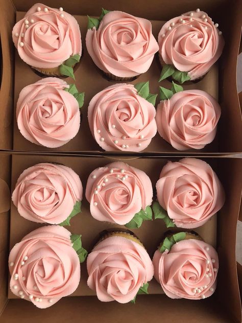 Wedding Cupcakes Pink And White, Rose Themed Cupcakes, Cute Easy Cupcakes Decoration, Pink Frosted Cupcakes, Sweet Sixteen Cupcakes Ideas, Simple Pink Cupcakes, Baby Pink Cupcakes, Rose Themed Food, Bridgerton Cupcakes